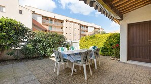 Outdoor dining - House 4/6 ppl with a spacious terrace (Agde)