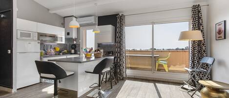 Frigorifero, microonde, lavastoviglie, macchina per tè/caffè