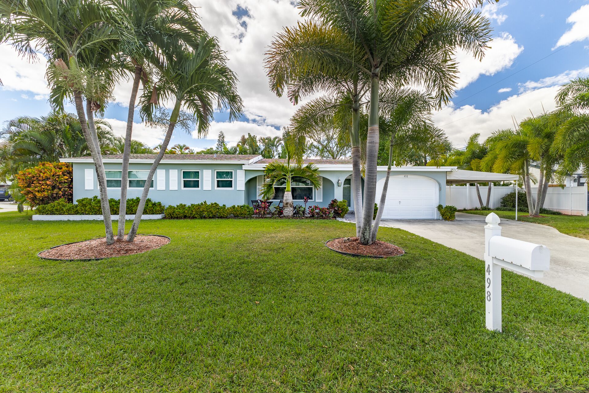 East Boca Raton!! 1 mile to Beach
