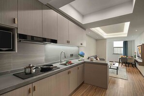 Una cocina moderna con una isla central, electrodomésticos integrados y un tragaluz.
