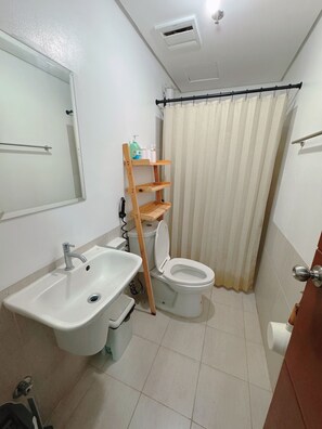 Bidet, toallas, shampoo, papel de baño 