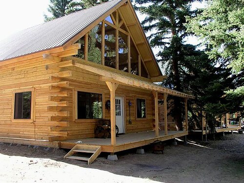 San Juan Log Home 4 beds, 3 br, 2 baths, on the river, mtn view