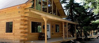 San Juan Log Home 4 beds, 3 br, 2 baths, on the river, mtn view