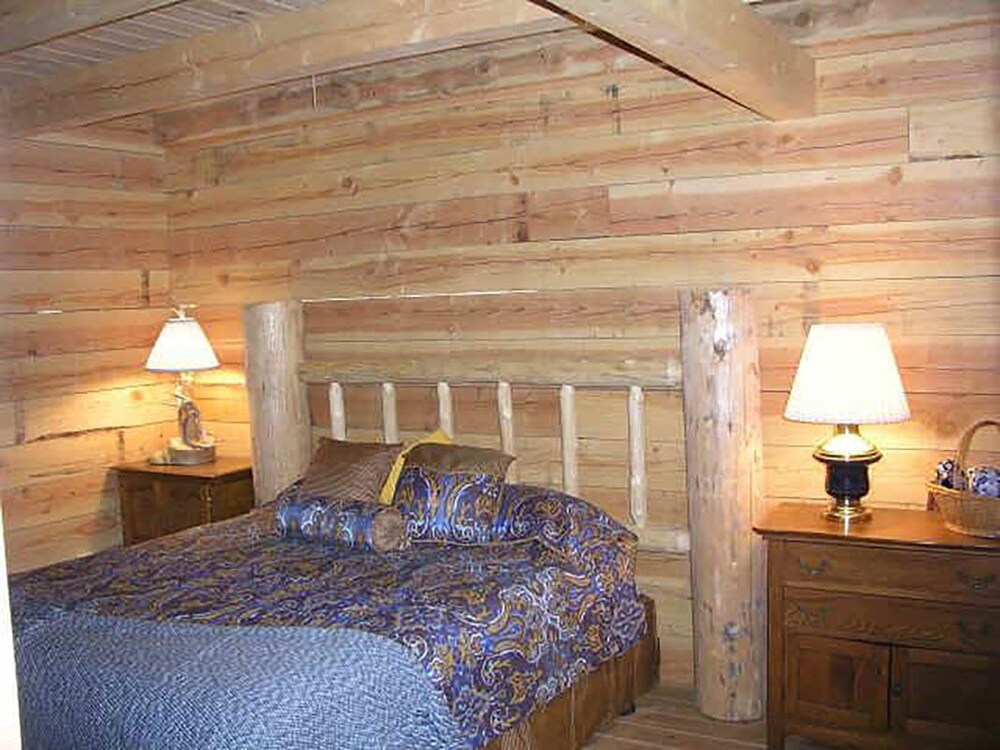 San Juan Log Home 4 beds, 3 br, 2 baths, on the river, mtn view