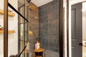 Shower, towels - *NEW* Hidden Ruby A-Frame (Evergreen)
