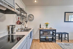 Réfrigérateur, micro-ondes, plaque de cuisson, cafetière/bouilloire