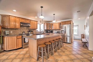 Fridge, microwave, stovetop, dishwasher - Westerly Vacation Home: Town Beach Access (Westerly)