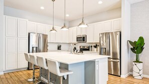 Fridge, microwave, oven, stovetop - Bella Vida Stay~Themed Bedrooms, Pool, Spa, Disney (Kissimmee)