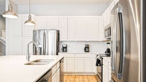 Køleskab, mikrobølgeovn, ovn, kogeplade