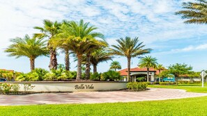 Property grounds - Bella Vida Stay~Themed Bedrooms, Pool, Spa, Disney (Kissimmee)