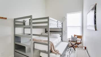 3 habitaciones, escritorio y tabla de planchar con plancha