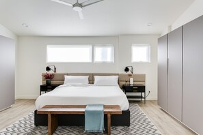3 bedrooms, desk, iron/ironing board, travel crib