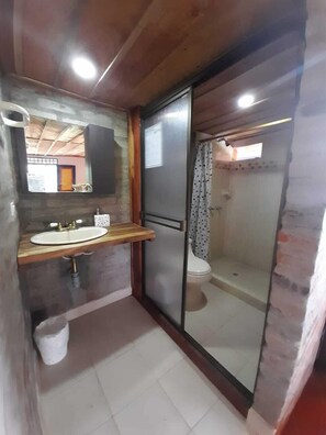 Habitación cuádruple estándar | Baño | Artículos de higiene personal gratuitos y toallas