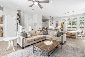 Fernseher, Kamin, DVD-Player, Videothek