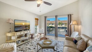 Smart TV, books, music library - Gulf side, spacious 1 bedroom, 1 bath, 200 steps to Crescent Beach (Siesta Key)