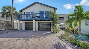 Exterior - Spacious 1 bedroom, 1 bath, gulf side, 200 steps to Crescent Beach, sleeps 4 (Siesta Key)
