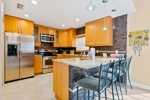 Fridge, microwave, oven, stovetop - Gulf side, spacious 1 bedroom, 1 bath, 200 steps to Crescent Beach (Siesta Key)