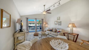 Smart TV, books, music library - Gulf side, spacious 1 bedroom, 1 bath, 200 steps to Crescent Beach (Siesta Key)