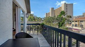 Property grounds - Gulf side, spacious 1 bedroom, 1 bath, 200 steps to Crescent Beach (Siesta Key)