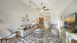 Smart TV, books, music library - Spacious 1 bedroom, 1 bath, gulf side, 200 steps to Crescent Beach, sleeps 4 (Siesta Key)