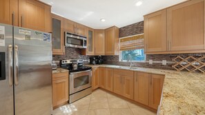 Fridge, microwave, oven, stovetop - Gulf side, spacious 1 bedroom, 1 bath, 200 steps to Crescent Beach (Siesta Key)