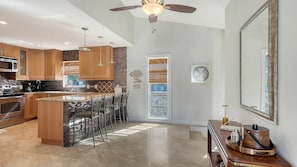 Køleskab, mikrobølgeovn, ovn, kogeplade