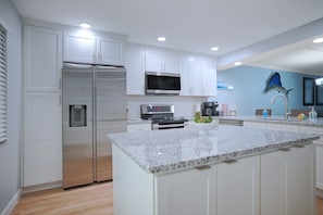 Geladeira, micro-ondas, fogão, cooktop