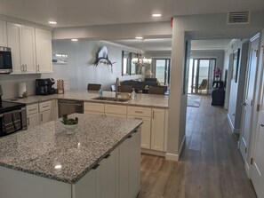 Kylskåp, mikrovågsugn, ugn och spishäll