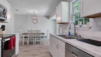 Jääkaappi, mikroaaltouuni, uuni, liesi