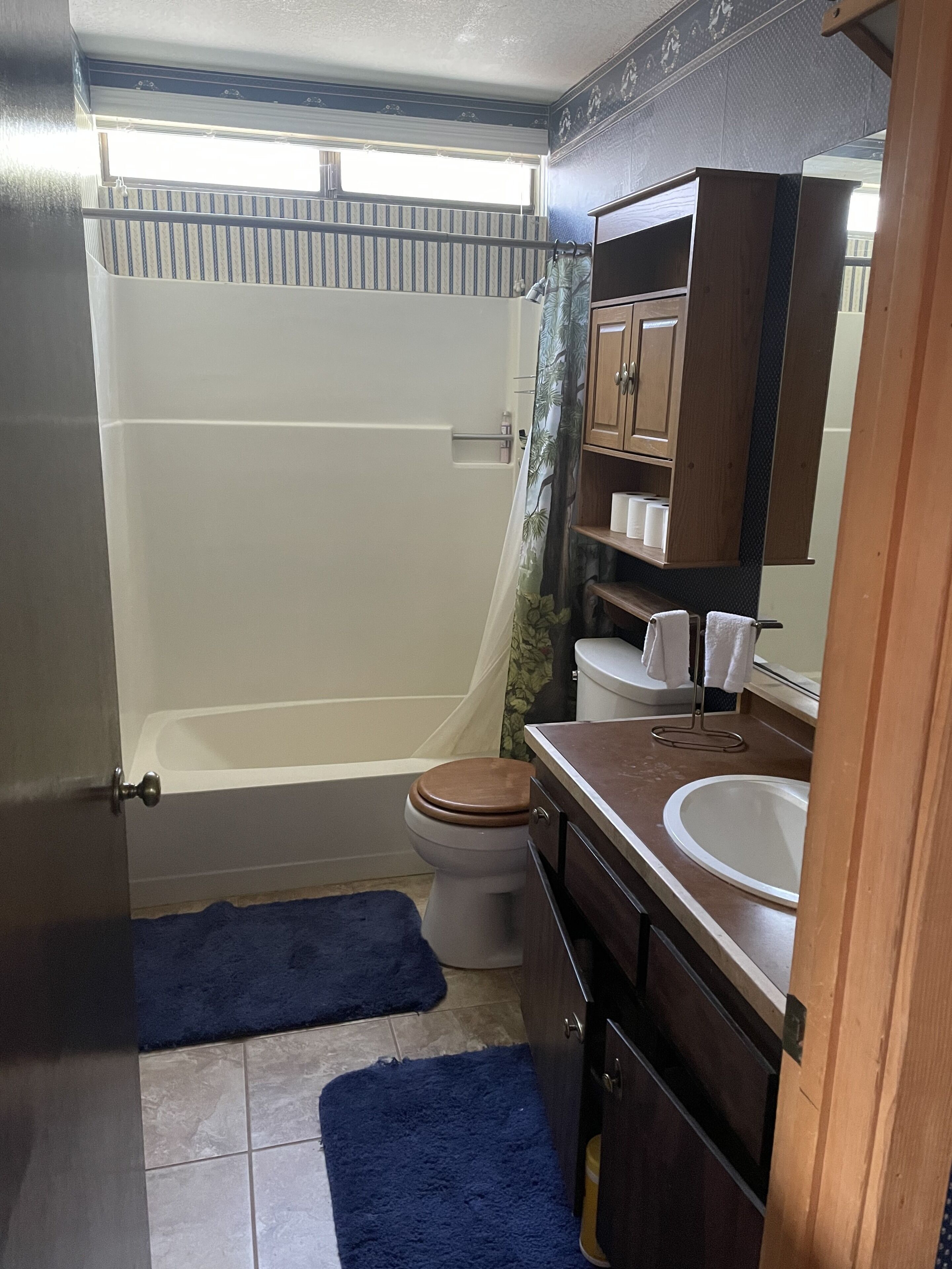 Une petite salle de bain comprenant une baignoire, des toilettes et un lavabo.