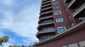 A multi-story building with balconies and windows. - Condos Clauss (Mazatlán)