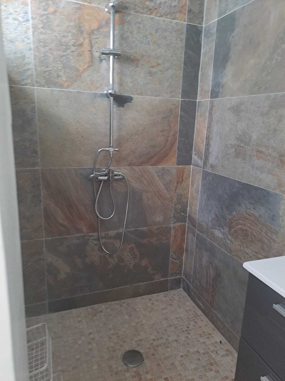 Dusch, hårtork, handdukar och tvål