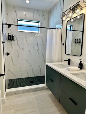 Dusj, hårføner, håndklær og såpe