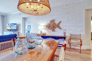 Ein Essbereich mit einem Holztisch, Stühlen und einem dekorativen Wandbild.