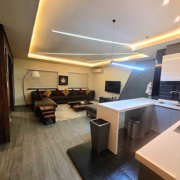 Luksussviitti | Tallelokero huoneessa, yksilöllisesti sisustettu, työpöytä