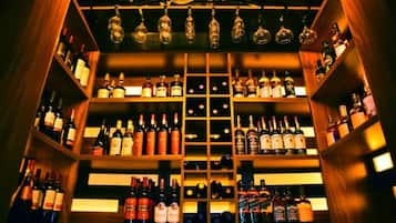 2 bars/lounges