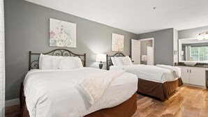 A hotel room with two beds, a bathroom, and a kitchenette. - Walk-in Golf Course View Condo with Lock-off Double Suite (Branson)