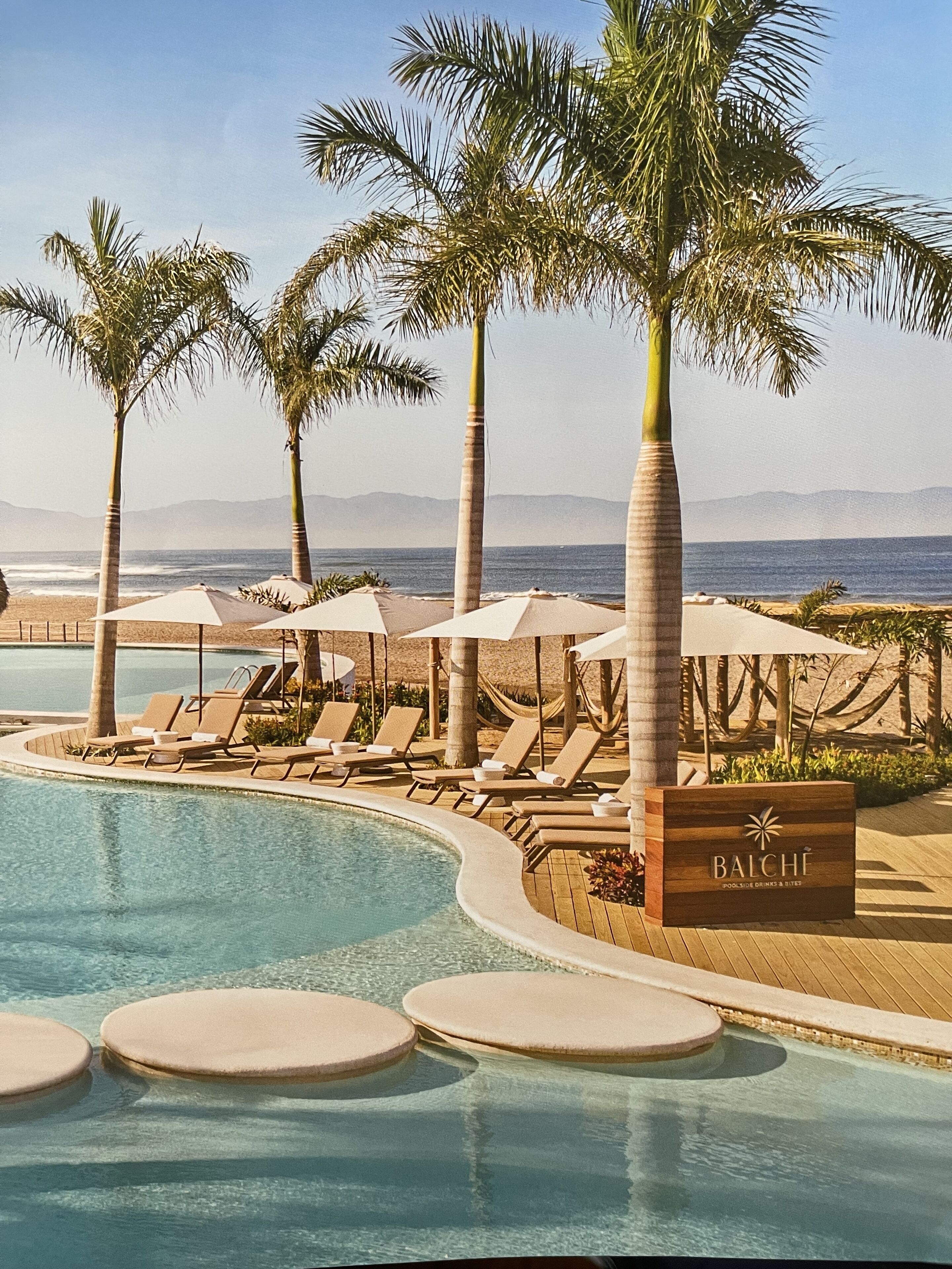 Una piscina techada, una piscina al aire libre