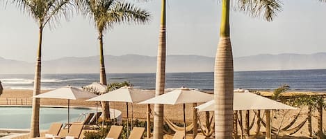 Una piscina techada, una piscina al aire libre