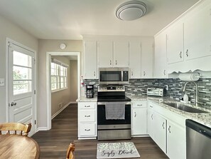 Kjøleskap, mikrobølgeovn, ovn og kokeplater