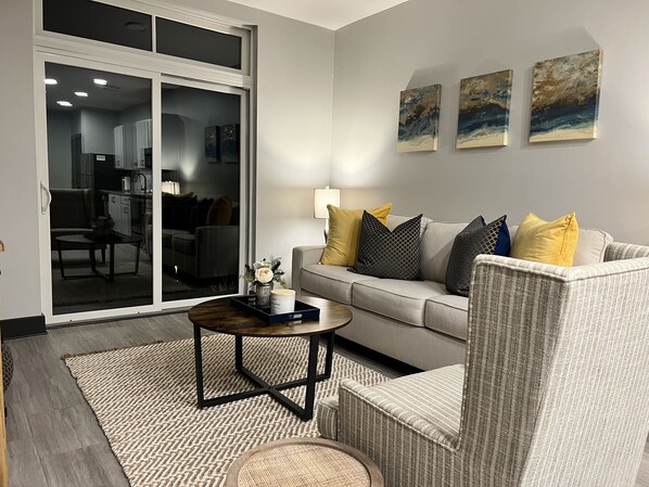 Älytelevisio, takka, pöytäjalkapallopöytä