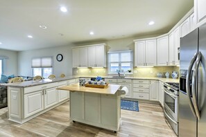 Fridge, microwave, stovetop, dishwasher - Sunny Brigantine Townhome: Walk to Beach (Brigantine)