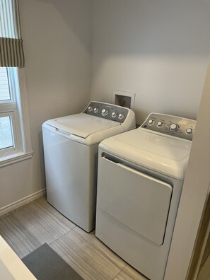Deluxe-Apartment, 2 Schlafzimmer, Nichtraucher, Küche | Badezimmer | Bademäntel, Handtücher