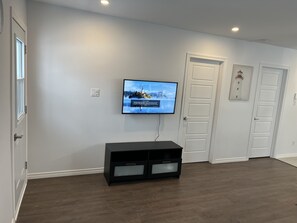 Deluxe-Apartment, 2 Schlafzimmer, Nichtraucher, Küche | Wohnbereich | Fernseher