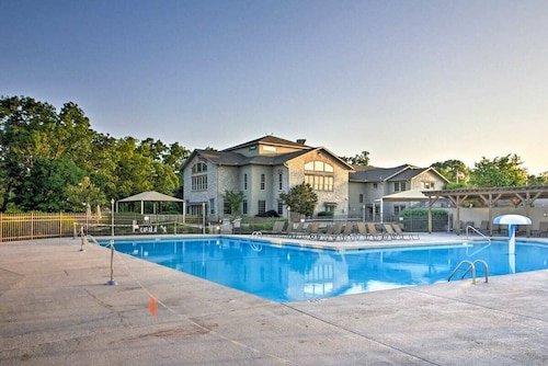 Lissa's Retreat- 4 BDRM 3 BA Sleeps 12! Indoor Pool, Gym, Fishing, Golf, & Park