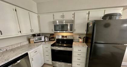Lissa's Retreat- 4 BDRM 3 BA Sleeps 12! Indoor Pool, Gym, Fishing, Golf, & Park