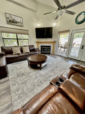 Smart TV, fireplace, DVD player - Lissa's Retreat- 4 BDRM 3 BA Sleeps 12! Indoor Pool, Gym, Fishing, Golf, & Park (Branson)
