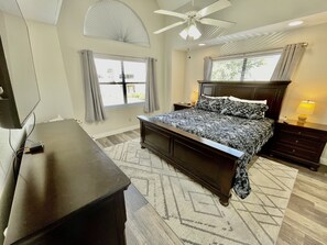 4 bedrooms, iron/ironing board, travel cot, free WiFi - Lissa's Retreat- 4 BDRM 3 BA Sleeps 12! Indoor Pool, Gym, Fishing, Golf, & Park (Branson)