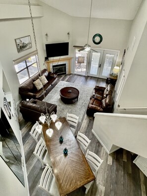 Smart TV, fireplace, DVD player - Lissa's Retreat- 4 BDRM 3 BA Sleeps 12! Indoor Pool, Gym, Fishing, Golf, & Park (Branson)