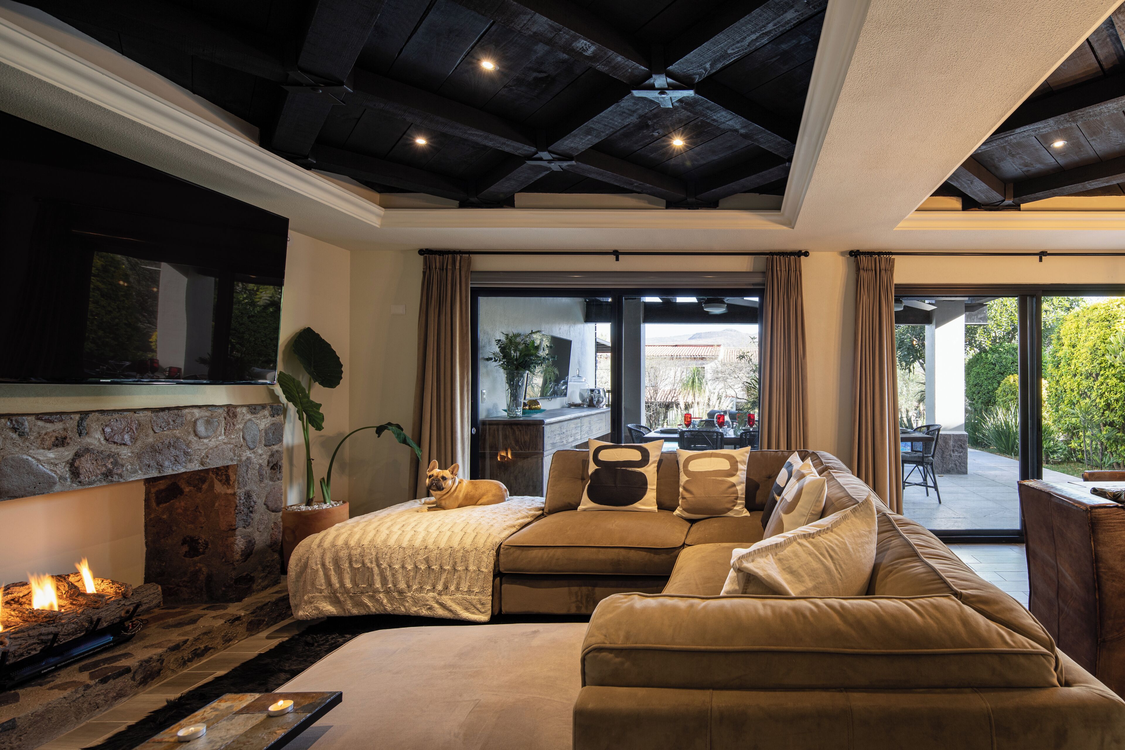Casa de lujo | Área de sala de estar | Smart TV de 50 pulgadas con canales digitales, televisión y chimenea 